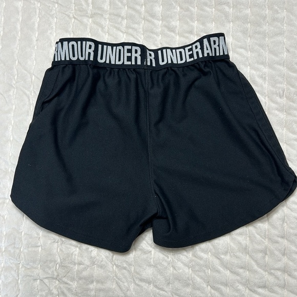 Girls Under Armour Shorts - Size Medium - Picture 7 of 8